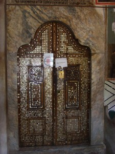 Врата из притвора в основную часть Часовни Иверской иконы Божией Матери