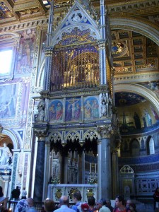 Над этим престолом в золотых статуях хранятся головы святых апостолов Петра и Павла